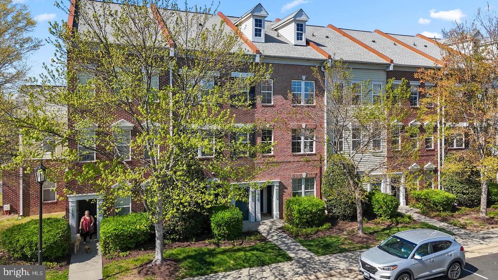 Image 2 of property listing at 42462 HOLLYHOCK TER, Brambleton, VA 20148