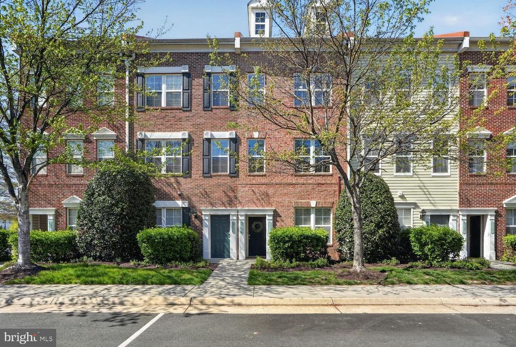 Image 3 of property listing at 42462 HOLLYHOCK TER, Brambleton, VA 20148