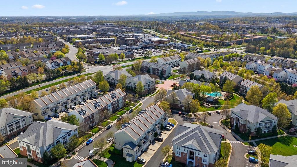 Image 30 of property listing at 42462 HOLLYHOCK TER, Brambleton, VA 20148