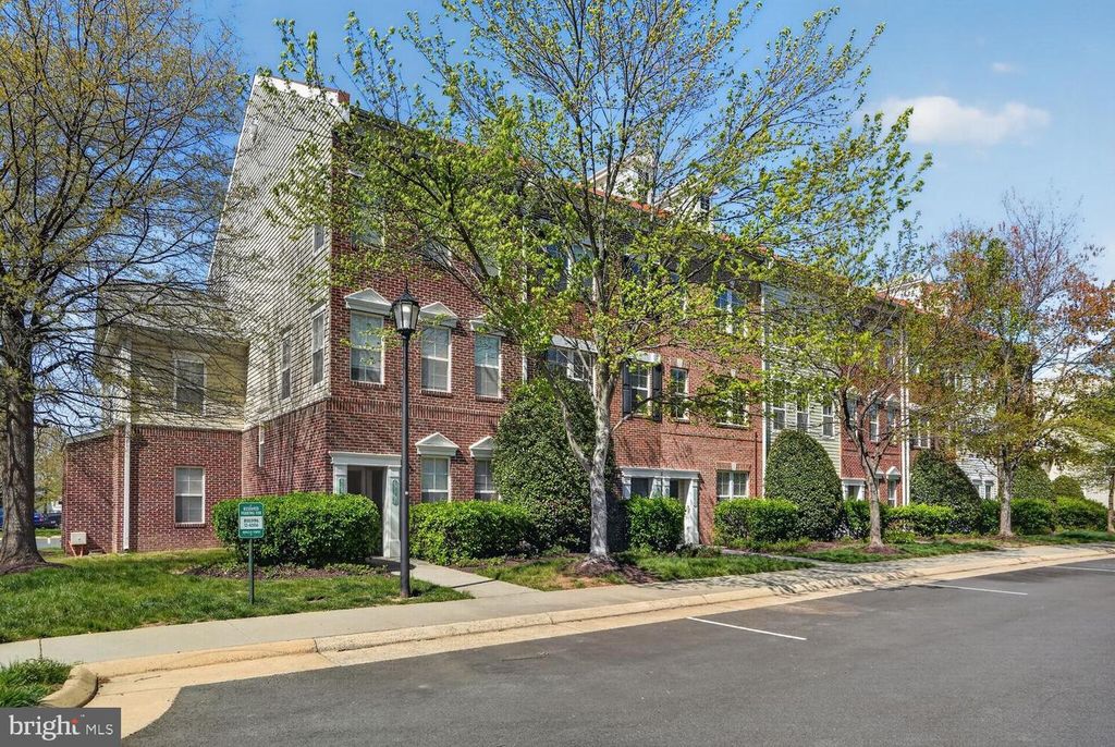 Image 4 of property listing at 42462 HOLLYHOCK TER, Brambleton, VA 20148