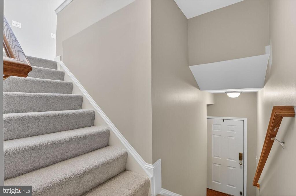 Image 5 of property listing at 42462 HOLLYHOCK TER, Brambleton, VA 20148