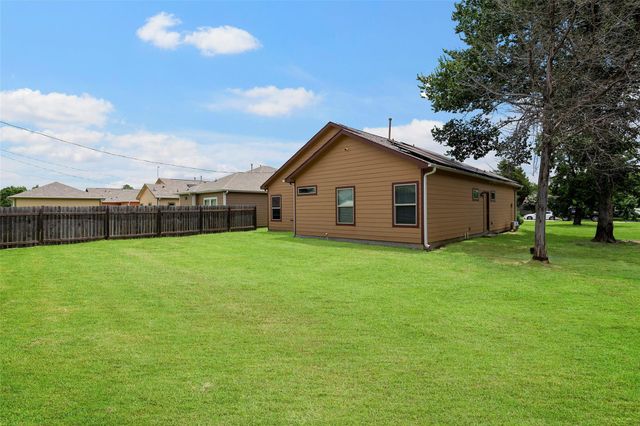1541 3rd St, Hempstead, TX 77445