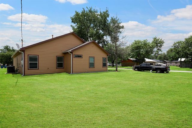 1541 3rd St, Hempstead, TX 77445