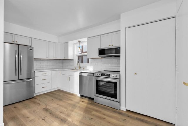 5325 Somerset LANE S, Greenfield, WI 53221