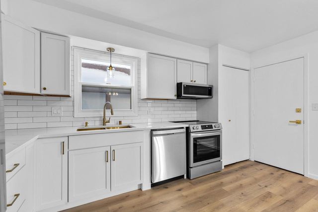 5325 Somerset LANE S, Greenfield, WI 53221