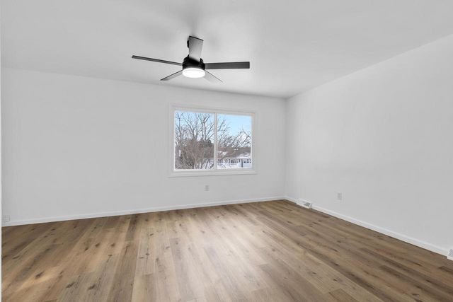 5325 Somerset LANE S, Greenfield, WI 53221