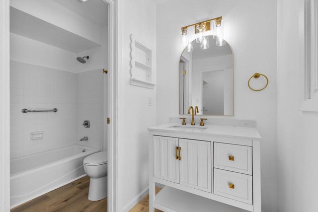 5325 Somerset LANE S, Greenfield, WI 53221