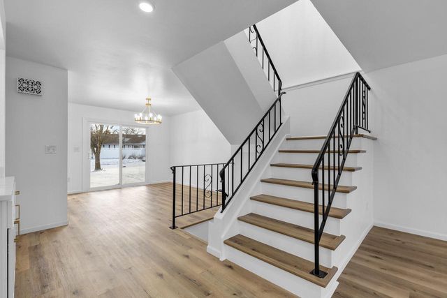 5325 Somerset LANE S, Greenfield, WI 53221