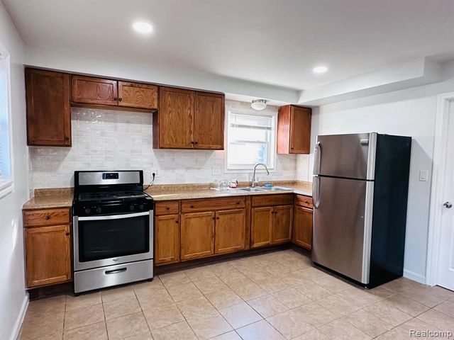 6784 Cooper St, Taylor, MI 48180