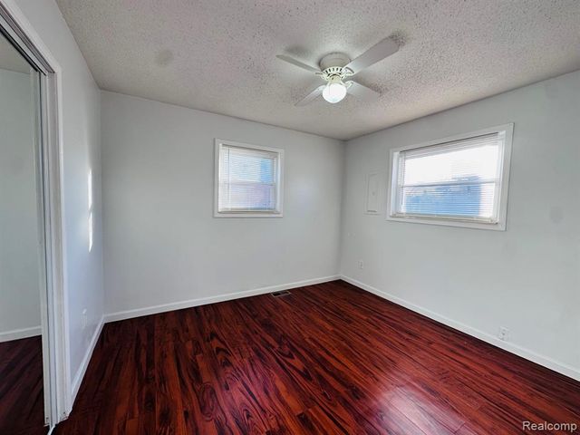 6784 Cooper St, Taylor, MI 48180