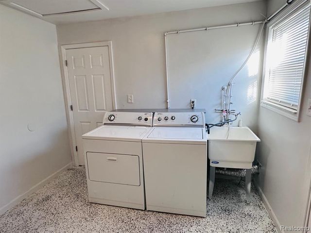 6784 Cooper St, Taylor, MI 48180