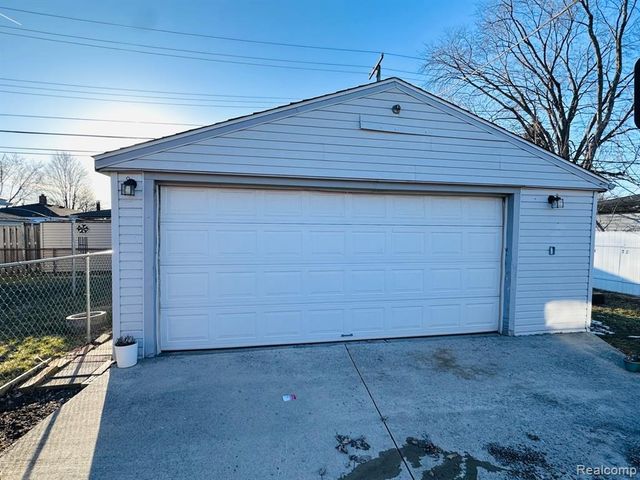 6784 Cooper St, Taylor, MI 48180