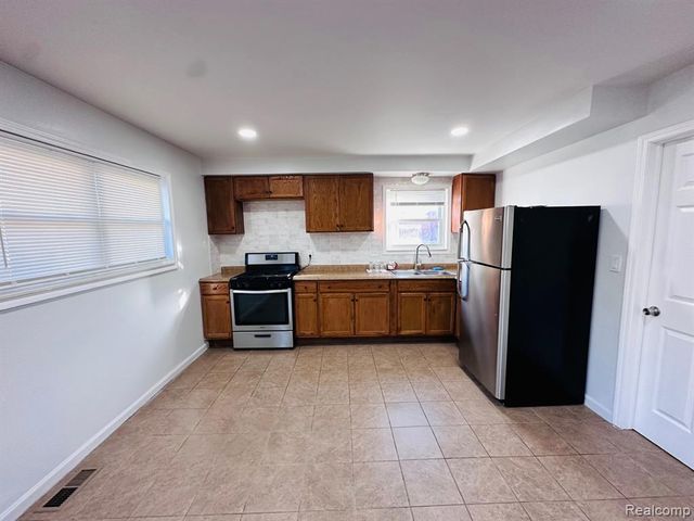 6784 Cooper St, Taylor, MI 48180