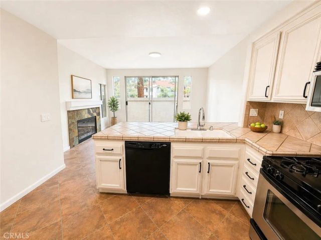 1048 Explanada 103, Corona, CA 92879
