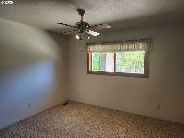 3413 WILD RIVER Dr, Roseburg, OR 97470