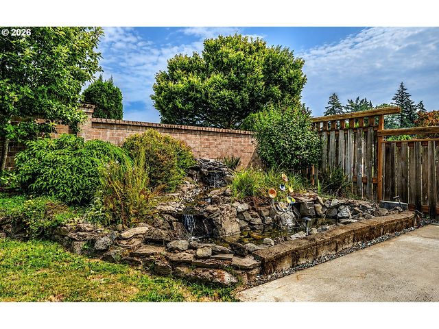 1905 N WESTLAKE Loop, Newberg, OR 97132