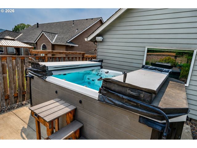 1905 N WESTLAKE Loop, Newberg, OR 97132
