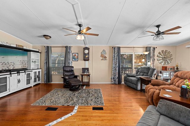 166 Elm Shores Dr, Lakehills, TX 78063