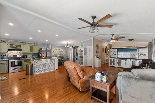 166 Elm Shores Dr, Lakehills, TX 78063