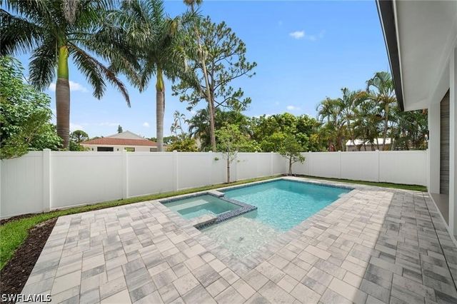 658 93rd AVE N, Naples, FL 34108