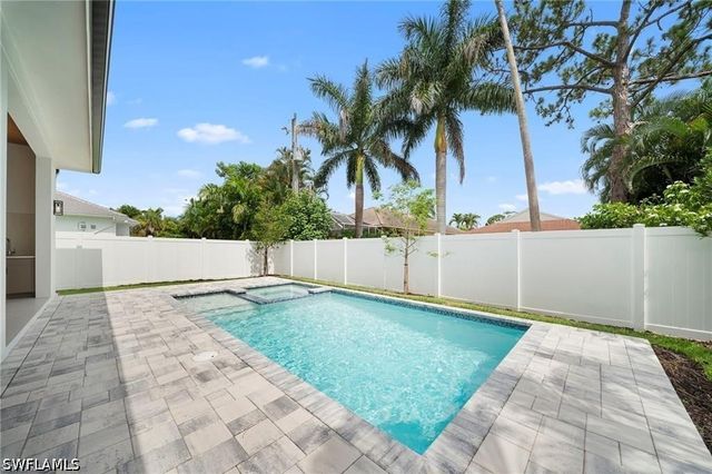 658 93rd AVE N, Naples, FL 34108