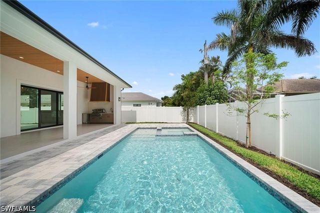 658 93rd AVE N, Naples, FL 34108