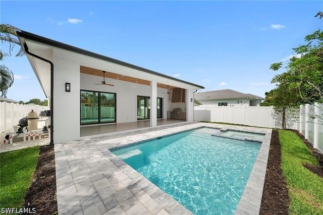 658 93rd AVE N, Naples, FL 34108