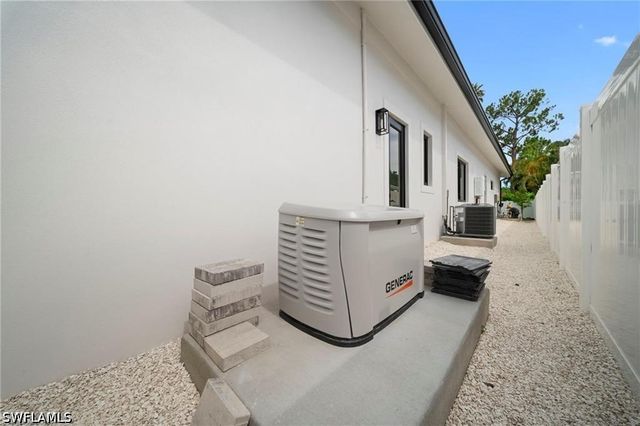 658 93rd AVE N, Naples, FL 34108