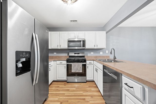 568 Four Seasons Boulevard, Aurora, IL 60504