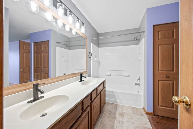 568 Four Seasons Boulevard, Aurora, IL 60504