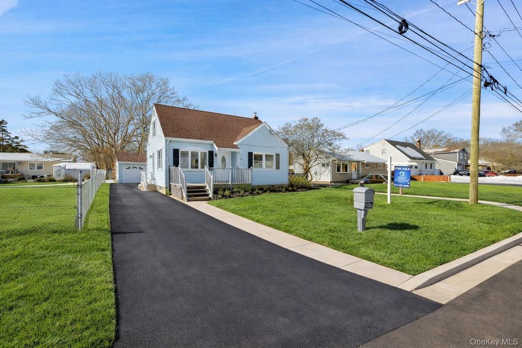 182 Lexington Road, Shirley, NY 11967