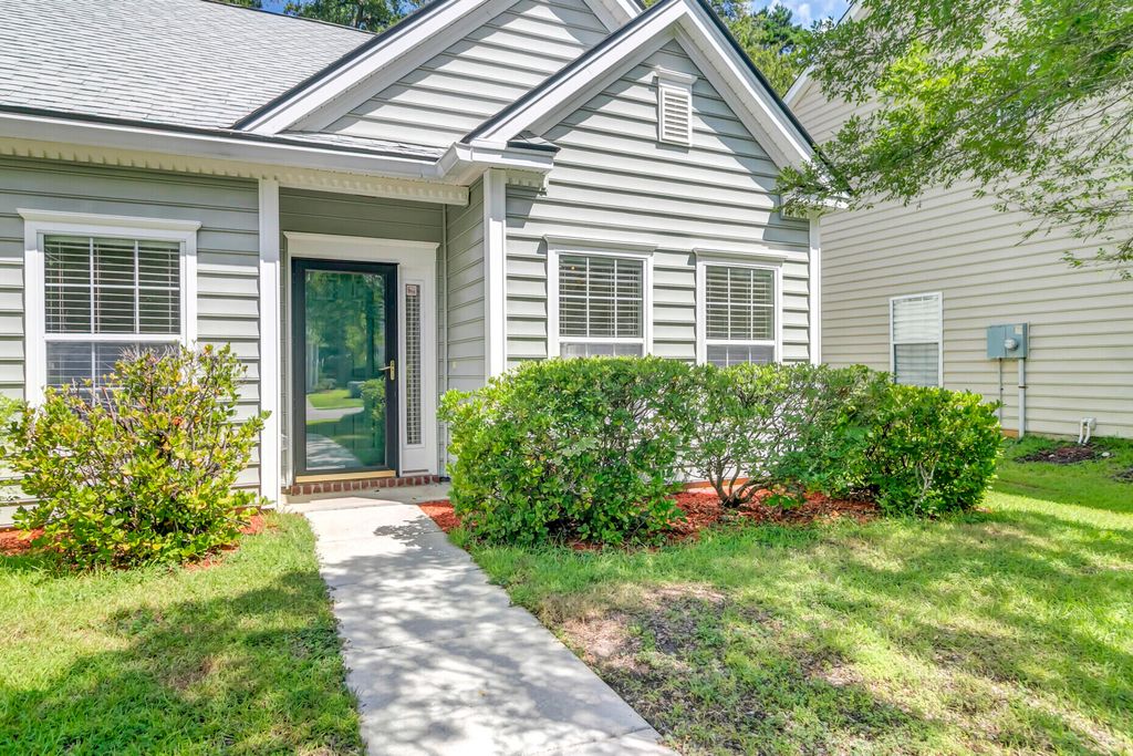 Image 1 of property listing at 116 Carolinian Drive, Summerville, SC 29485