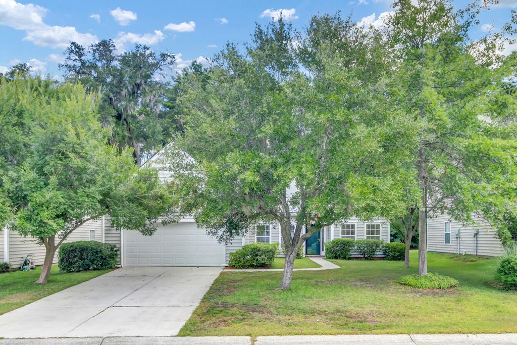 Image 3 of property listing at 116 Carolinian Drive, Summerville, SC 29485