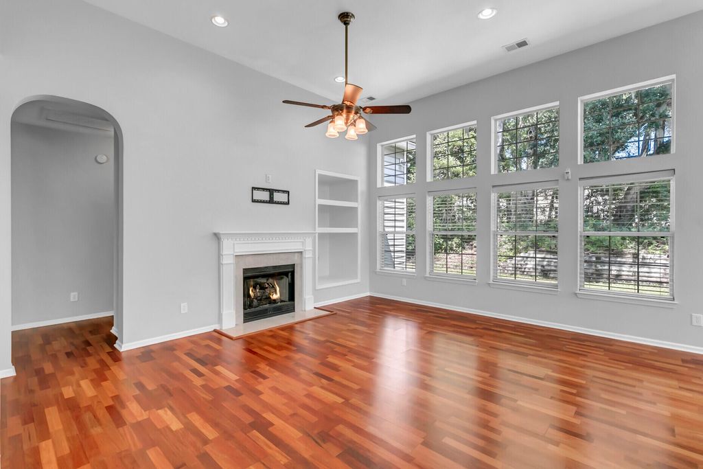 Image 8 of property listing at 116 Carolinian Drive, Summerville, SC 29485