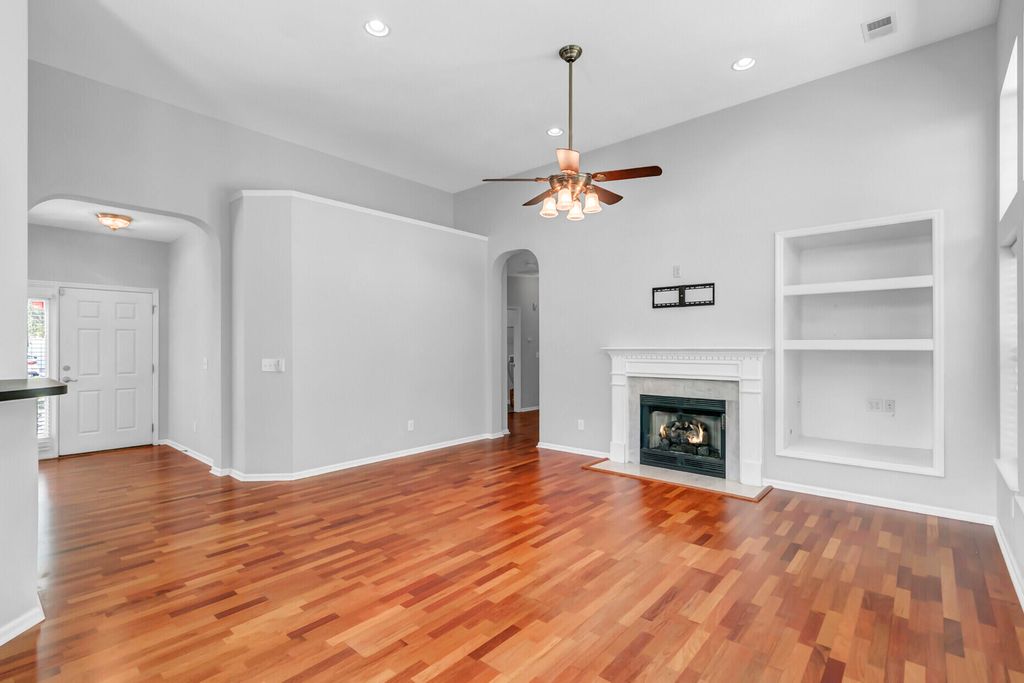 Image 9 of property listing at 116 Carolinian Drive, Summerville, SC 29485