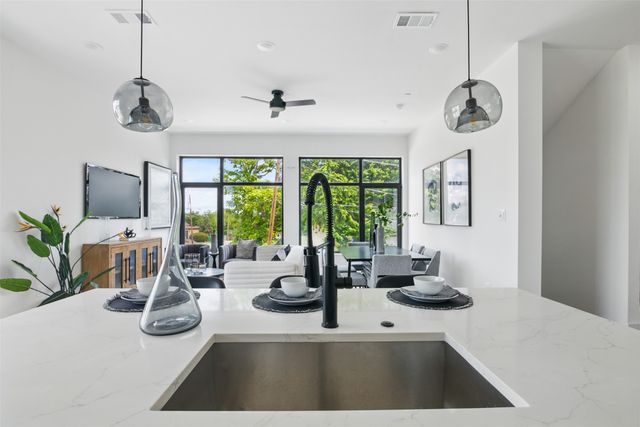 430 E 8th 201, Dallas, TX 75203