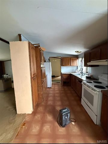 8035 T Highway, Farmington, MO 63640