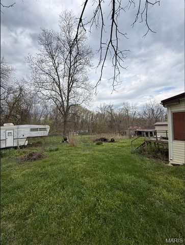 8035 T Highway, Farmington, MO 63640