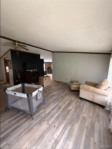 8035 T Highway, Farmington, MO 63640