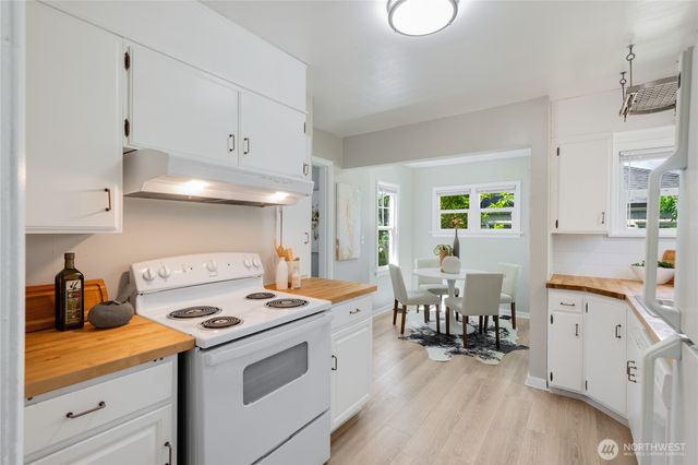 9336 35th Avenue NE, Seattle, WA 98115