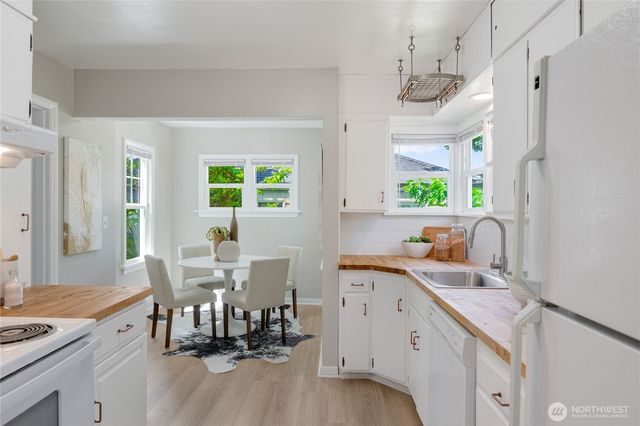 9336 35th Avenue NE, Seattle, WA 98115