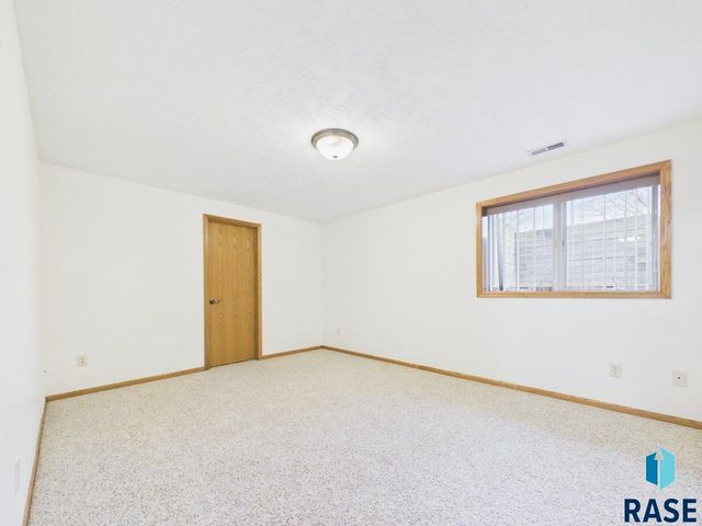 5015 E Newcastle St Street, Sioux Falls, SD 57110