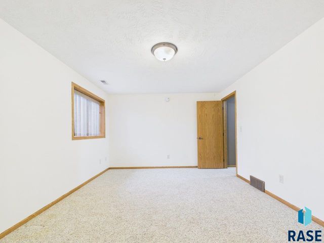 5015 E Newcastle St Street, Sioux Falls, SD 57110