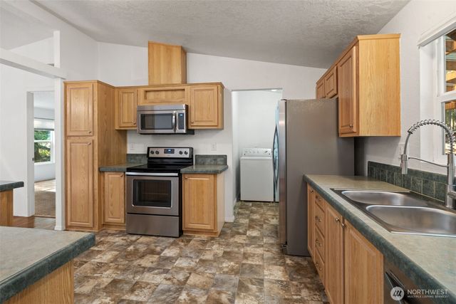 361 N Rainbow Way W, Hoodsport, WA 98548