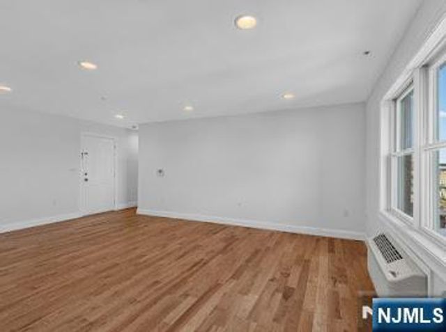 315 7th Street 703, Union City, NJ 07087