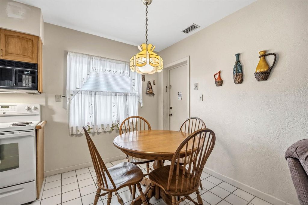 Image 7 of property listing at 4626 22ND STREET N, St Petersburg, FL 33714