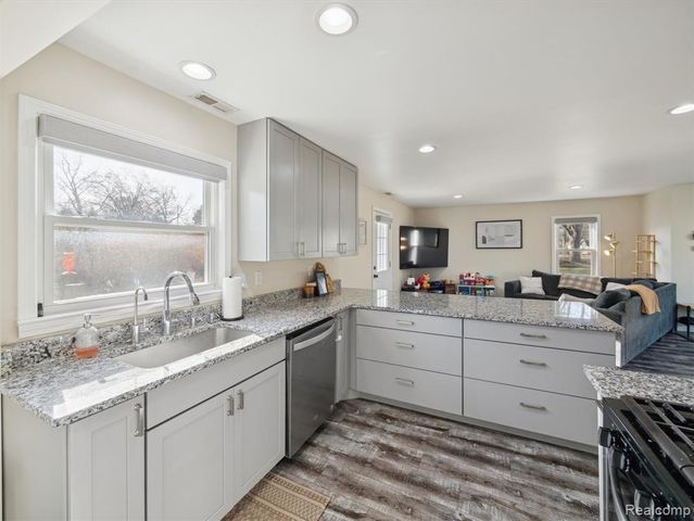 290 Vinona Terrace, Commerce Twp, MI 48382