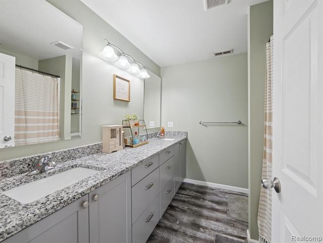 290 Vinona Terrace, Commerce Twp, MI 48382