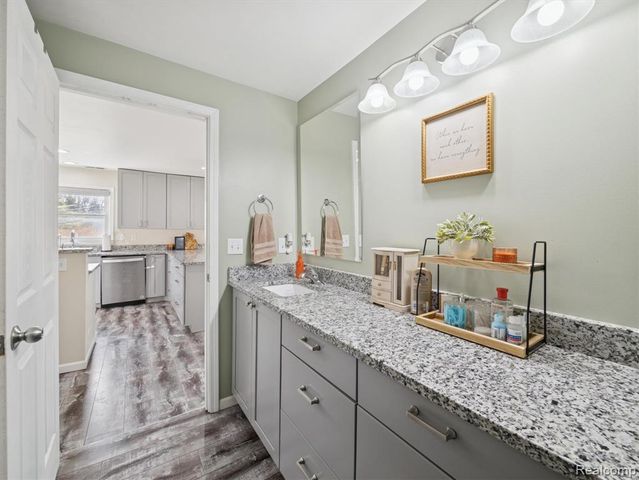 290 Vinona Terrace, Commerce Twp, MI 48382