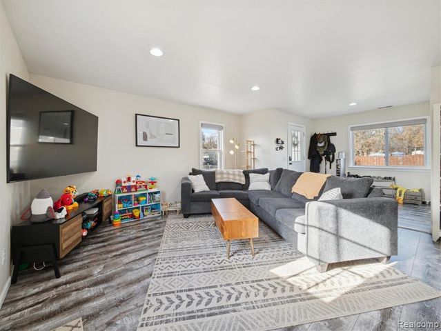 290 Vinona Terrace, Commerce Twp, MI 48382